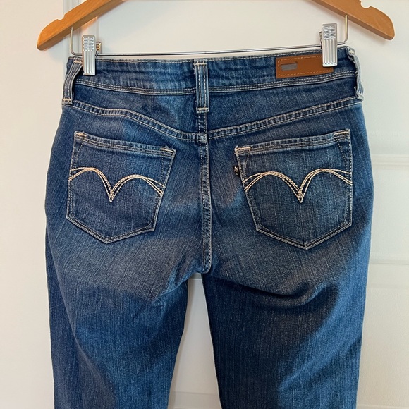 Levi’s Demi-Curve Jeans - Picture 3 of 5